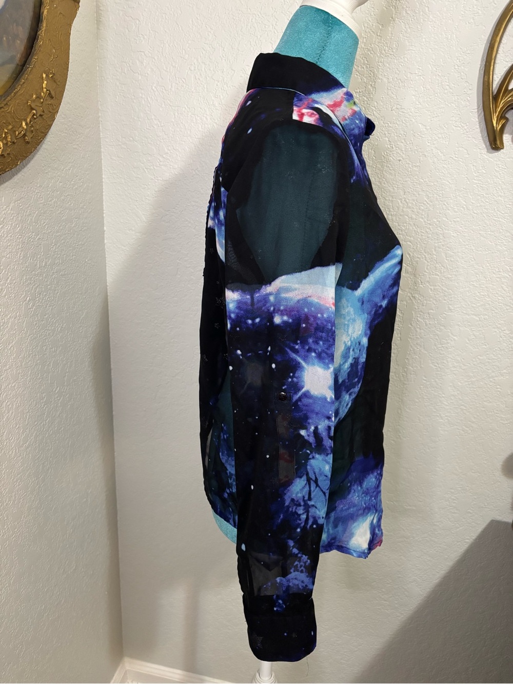 Truth NYC Whimsical Galaxy Tulip Hem Blouse M - Picture 3 of 9